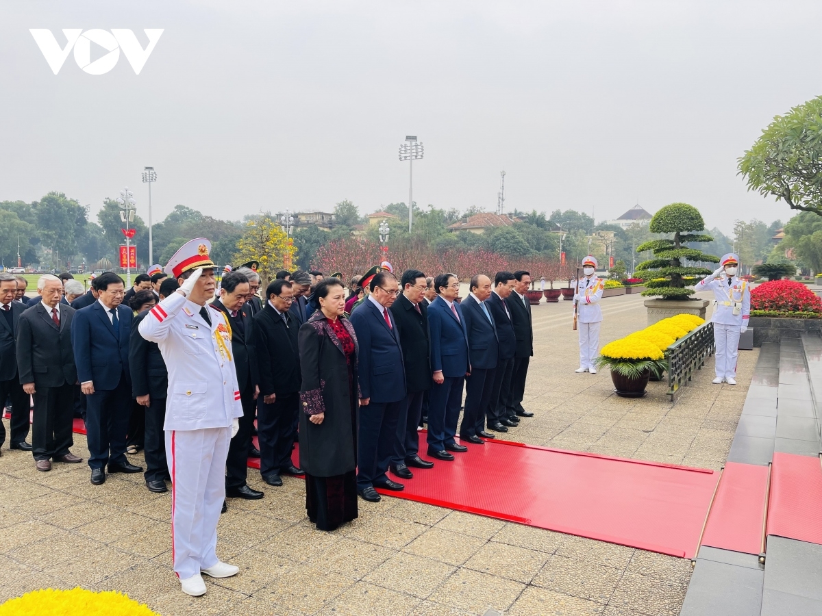 Leaders pay tribute to President Ho Chi Minh ahead of Tet